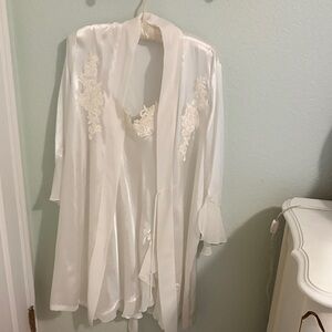 Linea Donatella White Lace Trim Robe